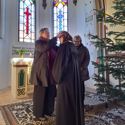 Segnung von Pfarrerin Johanna Köster durch Vertreterinnen des Gemeindekirchenrates