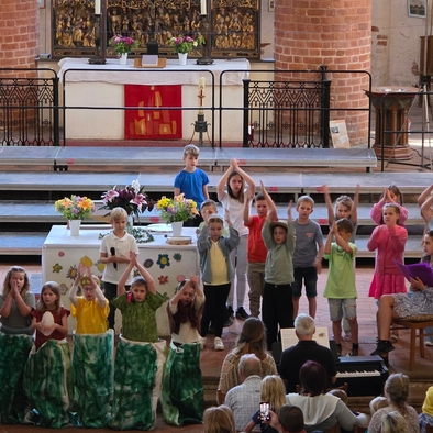 Die Kinder bei ihrem Auftritt während des Musicals in der Pritzwalker St. Nikolaikirche