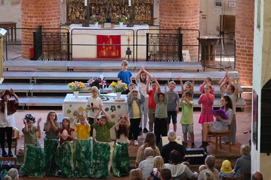 Kindermusical Pritzwalk 2025 Die Kinder bei ihrem Auftritt während des Musicals in der Pritzwalker St. Nikolaikirche