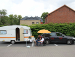 Pfarrer Kölbel auf dem Parkplatz