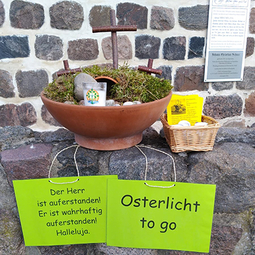Osterlichter vor der Kampehler Kirche