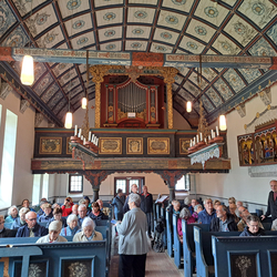 Frau Röder erklärt den Besuchern im Inneren der Kirche von Helle die Bauhistorie
