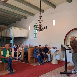 Gottfried Winter informiert die Besucher über die Sanierung der Kirche von Tacken