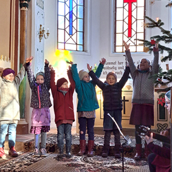 Darbietung im Gottesdienst durch Kinder aus Baek