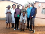 Gäste und Gastgeber beim Besuch in Botswana