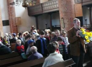 Kreuz wird aus der Kirche getragen